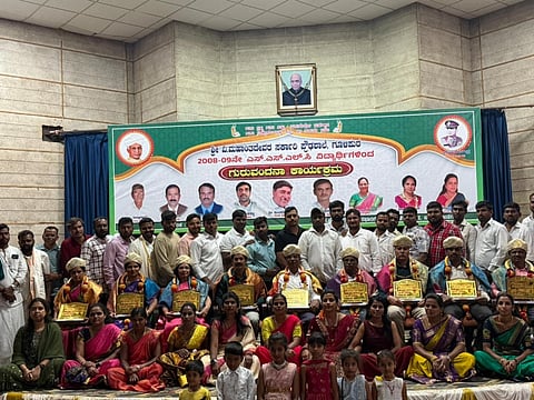 ಚಾಮರಾಜನಗರದ ಜೆ.ಎಚ್.ಪಟೇಲ್ ಸಭಾಂಗಣದಲ್ಲಿ ಆಯೋಜಿಸಿದ್ದ ಗುರುವಂದನಾ ಕಾರ್ಯಕ್ರಮವನ್ನು ಶಿಕ್ಷಕರನ್ನು ಸನ್ಮಾನಿಸಲಾಯಿತು. ರೇವಣ್ಣ ಸ್ವಾಮಿ, ನಾಗೇಶ್, ಅಂಕಯ್ಯ, ಜಾಯ್ಸ್ ಎಲ್.ಮೆನೇಜಸ್, ಟಿ.ಡಿ.ಸುಂದರೇಶ್, ಎಸ್.ಮಲ್ಲಮ್ಮ, ಅಂಕಶೆಟ್ಟಿ, ಮಹೇಶ್, ರುದ್ರಾಂಬಿಕೆ, ನಂಜುಂಡಸ್ವಾಮಿ ಇದ್ದರು. 