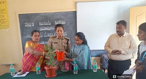 ಚಾಮರಾಜನಗರದ ಸರ್ಕಾರಿ ಕಾನೂನು ಕಾಲೇಜಿನಲ್ಲಿ ಆಯೋಜಿಸಿದ್ದ ಮಹಿಳಾ ದಿನಾಚರಣೆ ಕಾರ್ಯಕ್ರಮವನ್ನು ಡಿವೈಎಸ್ಪಿ ಸ್ನೇಹಾರಾಜ್ ಉದ್ಘಾಟಿಸಿದರು. ಡಾ.ಕೆ.ಎಸ್.ಲಲಿತಾ ಭಾಯಿ, ಎಂ.ಅಶ್ವಿನಿ, ಡಾ.ಕೆ.ಎಂ.ನಾಗೇಶ್ ಇತರರಿದ್ದರು. 