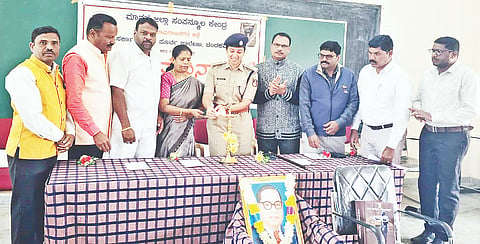  ಚಾಮರಾಜನಗರ ತಾಲೂಕಿನ ಚಂದಕವಾಡಿ ಗ್ರಾಮದ ಸರ್ಕಾರಿ ಪದವಿಪೂರ್ವ ಕಾಲೇಜಿನಲ್ಲಿ ಆಯೋಜಿಸಿದ್ದ ಕಾರ್ಯಕ್ರಮವನ್ನು ಡಿವೈಎಸ್ಪಿ ಸ್ನೇಹರಾಜ್ ಉದ್ಘಾಟಿಸಿದರು. ಟಿ.ಜೆ. ಸುರೇಶ್, ಕೆ.ಸಿ.ರೇಚಣ್ಣ, ಸಾವಿತ್ರಿ, ರಾಮಸಮುದ್ರ ಸುರೇಶ್, ಚಂದ್ರಕಾಂತ್ ಇನ್ನಿತರರಿದ್ದರು. 
