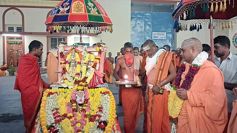 ಮಲೆ ಮಹದೇಶ್ವರ ಬೆಟ್ಟದ ದೇವಸ್ಥಾನದಲ್ಲಿ ಸೋಮವಾರ ಮುಂಜಾನೆ ಧನುರ್ಮಾಸದ ಪೂಜೆ ನೆರವೇರಿತು. ಸಾಲೂರು ಶ್ರೀಗಳಾದ ಶಾಂತಮಲ್ಲಿಕಾರ್ಜುನ ಸ್ವಾಮೀಜಿ, ಬೇಡಗಂಪಣ ಸರದಿ ಅರ್ಚಕ ಅಣ್ಣಯ್ಯ ಮತ್ತು ಇತರರು ಇದ್ದರು.