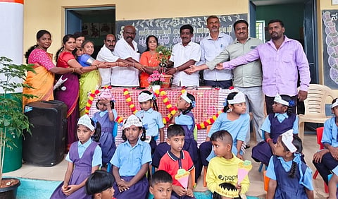 ಸೂಲಿಬೆಲೆ ಬಸ್​ ನಿಲ್ದಾಣದ ಸರ್ಕಾರಿ ಹಿರಿಯ ಪ್ರಾಥಮಿಕ ಶಾಲೆ ಪ್ರಾರಂಭೋತ್ಸವ ಹಾಗೂ ಪಾಲಕರ ಶಿಕ್ಷಕರ ಮಹಾಸಭೆಯನ್ನು ಡಯಟ್​ ಉಪನ್ಯಾಸಕಿ ಪದ್ಮಾವತಿ, ಗ್ರಾಪಂ ಅಧ್ಯಕ್ಷ ಜನಾರ್ಧನರೆಡ್ಡಿ ಉದ್ಘಾಟಿಸಿದರು. ಶಾಲಾ ಅಧ್ಯಕ್ಷ ನಾಗರಾಜ್​, ಮುಖ್ಯಶಿಕ್ಷಕಿ ಸುಮಿತ್ರಮ್ಮ, ಜೇನುಗೂಡು ಟ್ರಸ್ಟ್​ನ ಬೆಟ್ಟಹಳ್ಳಿ ಗೋಪಿನಾಥ್​ ಇತರರು ಇದ್ದರು.