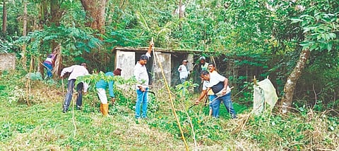 ಗಿಡಗಂಟಿ ಕಡಿದು ಸ್ವಚ್ಛಗೊಳಿಸಿದ ಯುವಕರು