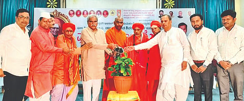 ಶಹಾಪುರ ತಾಲೂಕಿನ ಭೀಮರಾಯನ ಗುಡಿ ಕೃಷಿ ವಿದ್ಯಾಲಯದಲ್ಲಿ ಶನಿವಾರ ಆಯೋಜಿಸಿದ್ದ ರಾಜ್ಯ ಮಟ್ಟದ ವ್ಯಸನಮುಕ್ತ ದಿನ ಕಾರ್ಯಕ್ರಮವನ್ನು ಶಾಸಕ ಶರಣಬಸಪ್ಪ ದರ್ಶನಾಪುರ ಉದ್ಘಾಟಿಸಿದರು. ಶ್ರೀ ಡಾ.ನಿಶ್ವಲಾನಂದನಾಥ ಸ್ವಾಮೀಜಿ, ಇಳಕಲ್ ಶ್ರೀ ಗುರುಮಹಾಂತ ಸ್ವಾಮೀಜಿ, ಶ್ರೀ ಬಸವಯ್ಯ ಸ್ವಾಮೀಜಿ, ಶರಣಪ್ಪ ಸಲಾದಪುರ ಇತರರಿದ್ದರು.