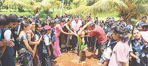 ವಿಶ್ವ ಪರಿಸರ ದಿನ ಅಂಗವಾಗಿ ಬೋರನಕಪ್ಪಲು ತೋಟಗಾರಿಕೆ ಸಂಶೋಧನಾ ಕೇಂದ್ರಕ್ಕೆ ಅರಸೀಕೆರೆಯ ಆದಿಚುಂಚನಗಿರಿ ಶಾಲಾ ಸಿಬ್ಬಂದಿ ಹಾಗೂ ವಿದ್ಯಾರ್ಥಿಗಳು ಸಸಿ ನೆಟ್ಟು ಖುಷಿಪಟ್ಟರು.