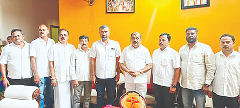 ಮಾಲೆಕಲ್ ತಿರುಪತಿ ಜಾತ್ರಾ ಮಹೋತ್ಸವದಲ್ಲಿ ಕರ್ನಾಟಕ ರಕ್ಷಣಾ ವೇದಿಕೆಯ ರಾಜ್ಯ ಅಧ್ಯಕ್ಷ ಟಿ.ಎ.ನಾರಾಯಣಗೌಡ ಮಾತನಾಡಿದರು.  ಮನು ಕುಮಾರ್, ಸಂತೋಷ್ ಕುಮಾರ್, ಕಿರಣ್ ಕುಮಾರ್, ಲೋಕೇಶ್, ಉಮಾಶಂಕರ್, ಮಂಜುನಾಥ್ ಇತರರು ಇದ್ದರು.