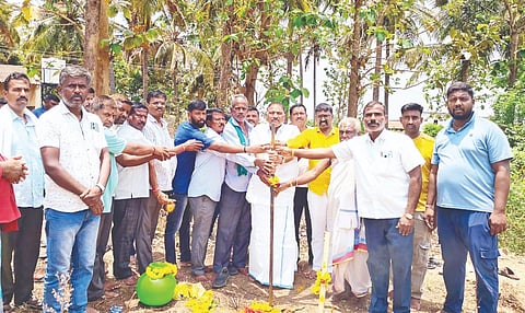 ಚೆಕ್ ಡ್ಯಾಮ್ ನಿರ್ಮಾಣ ಕಾರ್ಯಕ್ರಮದಲ್ಲಿ ಶಾಸಕ ಶಿವಲಿಂಗೇಗೌಡ, ಗಿರೀಶ್, ಚಂದ್ರಣ್ಣ, ಈಶಣ್ಣ, ಶಿವಲಿಂಗಪ್ಪ, ಕೇಶವಣ್ಣ, ರೇವಣ್ಣ, ರಾಜಶೇಖರ್  ರಾಜಶೇಖರ್, ಜ್ಞಾನೇಶ್ ಇತರರಿದ್ದರು.