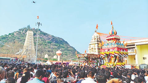  ಇತಿಹಾಸ ಪ್ರಸಿದ್ಧ ಅರಸೀಕೆರೆ ಗ್ರಾಮಾಂತರ ಯಾದಪುರ ಕ್ಷೇತ್ರದ ಶ್ರೀ ಜೇನುಕಲ್ಲು ಸಿದ್ದೇಶ್ವರ ಸ್ವಾಮಿಯವರ ಭವ್ಯ ರಥೋತ್ಸವ ನೆರವೇರಿತು.
