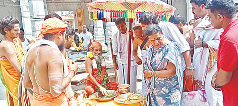  ಅರಸೀಕೆರೆ ನಗರದ ವಿದ್ಯಾನಗರದ ಶ್ರೀಮಾರುತಿ ಸಚ್ಚಿದಾನಂದ ಆಶ್ರಮದಲ್ಲಿನ ಶ್ರೀಲಕ್ಷ್ಮೀನರಸಿಂಹ ಸಪರಿವಾರ ದೇವತೆಗಳ ದೇವಾಲಯದಲ್ಲಿ ಹೋಳಿ ಹುಣ್ಣಿಮೆ ಹಾಗೂ ಖಗ್ರಾಸ ಚಂದ್ರಗ್ರಹಣ ಅಂಗವಾಗಿ ಏರ್ಪಡಿಸಿದ್ದ ವಿಶೇಷ ಹವನ ಹೋಮ ಪೂಜಾ ಕಾರ್ಯದ ನಂತರ ಆಶ್ರಮದ ಪರಂಪರಾ ಅವಧೂತರಾದ ಶ್ರೀಸತೀಶ್ ಶರ್ಮ ಗುರೂಜಿ ಭಕ್ತರಿಗೆ ಫಲ, ಮಂತ್ರಾಕ್ಷತೆ ನೀಡಿ ಆಶೀರ್ವದಿಸಿದರು.