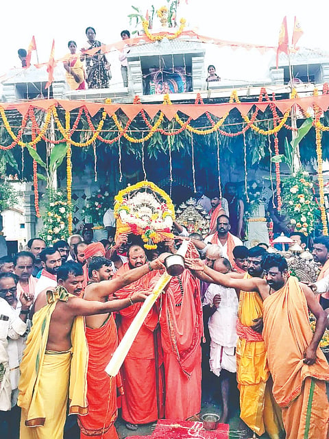 ಸುಕ್ಷೇತ್ರ ಮಾಡಾಳಿನ ನೂತನ ದೇವಾಲಯದ ಆವರಣದಲ್ಲಿ ಧಾರ್ಮಿಕ ವಿಧಿ- ವಿಧಾನಗಳನ್ನು ಕೋಡಿಮಠದ ಉತ್ತರಾಧಿಕಾರಿ ಶ್ರೀ ಚೇತನ್ ಮರಿದೇವರು ನೆರವೇರಿಸಿದರು. ದೇವಸ್ಥಾನ ಸಮಿತಿಯ ಸದಸ್ಯರು, ಭಕ್ತರು ಇದ್ದರು.