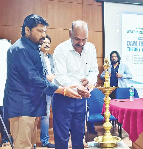 ಅಣೆಕಟ್ಟೆಗಳ ಸುರಕ್ಷತೆಗೆ ಕುರಿತು ಕರ್ನಾಟಕ ರಾಜ್ಯದ ಡ್ರಿಪ್-ಎಸ್‌ಪಿಎಂಯು ಮತ್ತು ಇಂಜಿನಿಯರಿಂಗ್ ಸಂಶೋಧನ ಕೇಂದ್ರ ಜಂಟಿ ಸಹಯೋಗದಲ್ಲಿ ಆಯೋಜಿಸಿದ್ದ ತರಬೇತಿ ಕಾರ್ಯಾಗಾರಕ್ಕೆ ಪುಣೆಯ ಸಿಡ್ಯುಪಿಆರ್‌ಎಸ್‌ನ ನಿವೃತ್ತ ವಿಜ್ಞಾನಿ ಪಿ.ಡಿ.ಕಮಲಶೇಖರನ್ ಮತ್ತು ಕೆಇಆರ್‌ಎಸ್‌ನ ನಿರ್ದೇಶಕ ಕೆ.ಜೆ ಮಹೇಶ್ ಚಾಲನೆ ನೀಡಿದರು.  ಹನುಮಂತಪ್ಪ, ವಿಕ್ರಮ್ ಜಸ್ಟಿರೊಟಿಯ, ಸುಬ್ರೋತ,  ಸ್ವಾಮಿ ಇತರರಿದ್ದರು.