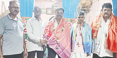 ಣ್ಯ ಮತ್ತು ನೀರಾವರಿ ಇಲಾಖೆಗಳಲ್ಲಿ ಸೇವೆ ಸಲ್ಲಿಸಿ ನಿವೃತ್ತರಾದ ಮಾನಪ್ಪ ಬೂದಗುಂಪಿ ಹಾಗೂ ಪರಮಣ್ಣ ಬೊಮ್ಮನಳ್ಳಿ ಅವರನ್ನು ಕಕ್ಕೇರಾದ ಸಂಗಮೇಶ್ವರ ಮಠದಲ್ಲಿ ಪ್ರಗತಿಪರ ಚಿಂತಕರು ಸನ್ಮಾನಿಸಿದರು. ಮಾನಯ್ಯ ಪೂಜಾರಿ, ದೇವಿಂದ್ರಪ್ಪ ಬಳಿಚಕ್ರ, ಸಂಗಣ್ಣ ವಿಶ್ವಕರ್ಮ, ಚಿದಾನಂದ ಬಡಿಗೇರ, ಶಿವಾನಂದ ಹೂಗಾರ, ಶ್ರೀನಿವಾಸ ಕತ್ರಕಿ ಇತರರಿದ್ದರು.