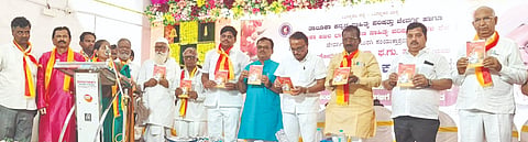 ಜೇವರ್ಗಿಯಲ್ಲಿ ಹಮ್ಮಿಕೊಂಡಿದ್ದ ಡಾ.ಫ.ಗು.ಹಳಕಟ್ಟಿ ಜಯಂತಿಯಲ್ಲಿ ಕರ್ನಾಟಕ ಸಾಂಸತಿಕ ನಾಯಕ ಬಸವಣ್ಣ ಗ್ರಂಥವನ್ನು ವಿಧಾನ ಪರಿಷತ್​ ಸದಸ್ಯ ಶಶೀಲ್​ ನಮೋಶಿ ಬಿಡುಗಡೆ ಮಾಡಿದರು. ಗುರಲಿಂಗಪ್ಪಗೌಡ ಪಾಟೀಲ್​, ಭಗವಂತರಾಯಗೌಡ ಪಾಟೀಲ್​, ರವೀಂದ್ರ ಕೋಳಕೂರ, ಎಸ್​.ಕೆ.ಬಿರಾದಾರ, ಚನ್ನಮಲ್ಲಯ್ಯ ಹಿರೇಮಠ ಇದ್ದರು.