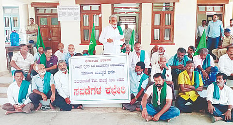 ಕೆ.ಆರ್.ಸಾಗರ ಅಣೆಕಟ್ಟೆಯಿಂದ ತಮಿಳುನಾಡಿಗೆ ಹರಿಸುತ್ತಿರುವ ನೀರು ನಿಲ್ಲಿಸುವಂತೆ ಒತ್ತಾಯಿಸಿ ಕೆ.ಆರ್.ಸಾಗರದ ಕಾವೇರಿ ನೀರವಾರಿ ನಿಗಮದ ಕಾರ್ಯಪಾಲಕ ಅಭಿಯಂತ ಕಚೇರಿ ಮುಂದೆ ಭೂಮಿ ತಾಯಿ ಹೋರಾಟ ಸಮಿತಿ ಪ್ರತಿಭಟನೆ ನಡೆಸಿತು. ಕೆ.ಎಸ್.ನಂಜುಂಡೇಗೌಡ, ಬಿ.ಸಿ.ಕೃಷ್ಣೇಗೌಡ, ಮಹದೇವು ಇತರರು ಇದ್ದರು.