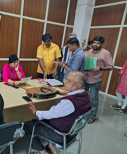 ಲೋಕಾಯುಕ್ತ ಎಸ್ಪಿ ಸ್ನೇಹ ಪಿ.ವಿ ಅವರು ಕಾರ್ಮಿಕ ಅಧಿಕಾರಿ ಕಚೇರಿಗೆ ಬೇಟಿ ನೀಡಿ ಪರಿಶೀಲನೆ ನಡೆಸಿದರು. 