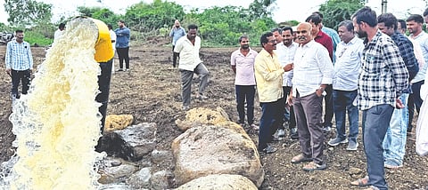 ಹಾಗರಗುಂಡಗಿಯಲ್ಲಿ ನಿಮಾರ್ಣ ಹಂತದ ಕೆರೆಯನ್ನು ಕಲ್ಯಾಣ ಕರ್ನಾಟಕ ರಸ್ತೆ ಸಾರಿಗೆ ನಿಗಮ ಅಧ್ಯಕ್ಷ ಅರುಣಕುಮಾರ ಪಾಟೀಲ್​ ಪರಿಶೀಲಿಸಿದರು. ರಾಜು ಕಾಂತಾ, ಸೋಮಶೇಖರ ಸಜ್ಜನ್​, ಷಣ್ಮುಖಪ್ಪ ಸಿಬರಬಂಡಿ ಇತರರಿದ್ದರು.