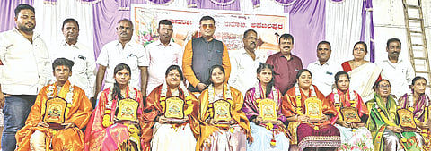 ಅಫಜಲಪುರ ಹಿಂಗುಲಾಂಬಿಕಾ ಕಲ್ಯಾಣ ಮಂಟಪದಲ್ಲಿ ಭಾವಸಾರ ಕ್ಷತ್ರಿಯ ಸಮಾಜದಿಂದ ಹಮ್ಮಿಕೊಂಡಿದ್ದ ಸಮಾರಂಭದಲ್ಲಿ ಸಾಧಕ ವಿದ್ಯಾರ್ಥಿಗಳು, ಗುರುಗಳನ್ನು ಸತ್ಕರಿಸಲಾಯಿತು. ಸ್ವಾಮಿನಾಥ ಅಂಬೂರೆ, ಶಿವಾಜಿ ಲೋಖಂಡೆ, ಮಾರುತಿ ನಾತೆ, ಜ್ಯೋತಿ ಅಂಬೂರೆ, ಮಾರುತಿ ಅಂಬೂರೆ ಇತರರಿದ್ದರು.