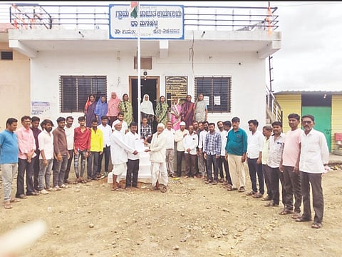 ಆಲಮೇಲ ತಾಲೂಕಿನ ವಿಭೂತಿಹಳ್ಳಿ ಗ್ರಾಮದಲ್ಲಿ ವಿವಿಧ ಸಮಸ್ಯೆಗಳ ಪರಿಹಾರಕ್ಕೆ ಆಗ್ರಹಿಸಿ ಗ್ರಾಪಂ ಸಿಬ್ಬಂದಿ ಭೀಮು ಮುಂಗೋಣಿಗೆ ಮನವಿ ಸಲ್ಲಿಸಿದರು. ಶಿವಾನಂದ ಸಾಲಕ್ಕಿ, ಆನಂದ ಅರಳಗುಂಡಗಿ, ವಿಷ್ಣು ಮೂಲಿಮನಿ, ಕಾಶೀನಾಥ ಹೂಗಾರ, ಯಲ್ಲಪ್ಪ ಶಿರಶ್ಯಾಡ ಇತರರಿದ್ದರು.