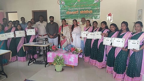 ಗುಂಡ್ಲುಪೇಟೆ ತಾಲೂಕಿನ ಮದ್ದೂರು ಕಾಲನಿಯಲ್ಲಿ ಆಯೋಜಿಸಿದ್ದ ಕಾರ್ಯಕ್ರಮದಲ್ಲಿ ಅರಣ್ಯವಾಸಿ ಬುಡಕಟ್ಟು ಸಮುದಾಯದ ಮಹಿಳೆಯರಿಗೆ ಪ್ರಮಾಣಪತ್ರ ವಿತರಣೆ ಮಾಡಲಾಯಿತು. ಎಸ್.ಪ್ರಭಾಕರನ್, ಪುನೀತ್ ಕುಮಾರ್, ರವಿ, ಡಾ.ರತ್ನಮ್ಮ ಇದ್ದರು.