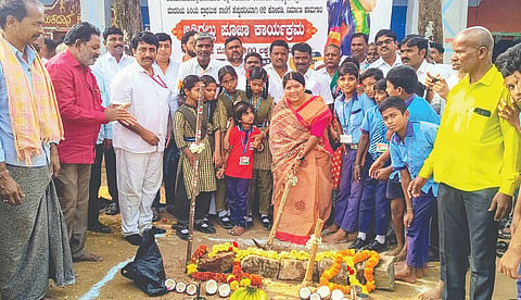 ಮುಷ್ಟೂರು ಗ್ರಾಮದಲ್ಲಿ ವಿವಿಧ ಕಾಮಗಾರಿಗಳಿಗೆ ಶಾಸಕಿ ಕರೆಮ್ಮ ನಾಯಕ ಭೂಮಿ ಪೂಜೆ ನೆರವೇರಿಸಿದರು. ಗ್ರಾಪಂ ಅಧ್ಯಕ್ಷ ಧನಂಜಯ್ಯ ಶಿವಂಗಿ, ಕ್ಷೇತ್ರ ಸಮನ್ವಯಾಧಿಕಾರಿ ಶಿವರಾಜ ಪೂಜಾರಿ, ಟಿಎಚ್‌ಒ ಡಾ.ಬನದೇಶ್ವರ, ಮರೆಪ್ಪ ಪೂಜಾರಿ ಇತರರಿದ್ದರು.