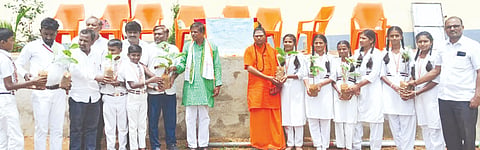  ಐನಾಪುರದಲ್ಲಿ ಹಮ್ಮಿಕೊಂಡಿದ್ದ ಪರಿಸರ ಸಂರಕ್ಷಣೆ ಜನಜಾಗೃತಿ ಅಭಿಯಾನಕ್ಕೆ ಪರಿಸರವಾದಿ ಶೈಲೇಂದ್ರ ಕಾವಡಿ ಚಾಲನೆ ನೀಡಿದರು. ಶ್ರೀ ಮುರುಗರಾಜೇಂದ್ರ ದೇವರು, ವೀರಶೆಟ್ಟಿ ಹಳ್ಳಿ, ಶ್ರೀಶೈಲ ಎಂ.ಶಾಸಿ, ಭೂಮಿಕಾ, ಭದ್ರಪ್ಪ ಸಲಗರ ಇದ್ದರು. ===