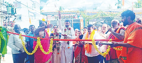 ಹೂವಿನಳ್ಳಿ ಗ್ರಾಮದ ಹಾಲು ಉತ್ಪಾದಕರ ಮಹಿಳಾ ಸಹಕಾರ ಸಂಘದ ನೂತನ ಕಟ್ಟಡವನ್ನು ಶಾಸಕ ಸಿ.ಎನ್.ಬಾಲಕೃಷ್ಣ ಉದ್ಘಾಟಿಸಿದರು. ನಟರಾಜ್, ಜಯರಾಮ್, ಸಾವಿತ್ರಮ್ಮ, ಹೊನ್ನೇಗೌಡ, ಎನ್.ವಿದ್ಯಾ, ಇಂದ್ರಮ್ಮ, ದೊರೆಸ್ವಾಮಿ, ಪುಟ್ಟಸ್ವಾಮಿ, ಇದ್ದರು. 