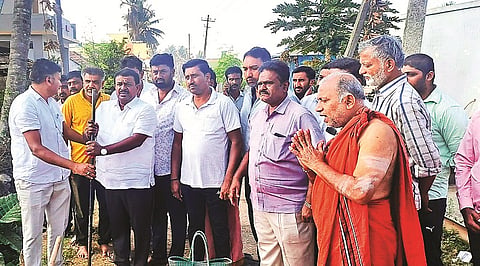 ಚನ್ನರಾಯಪಟ್ಟಣದ ಒಂದನೇ ವಾರ್ಡಿನಲ್ಲಿ ವಿವಿಧ ಅಭಿವೃದ್ಧಿ ಕಾಮಗಾರಿಗಳಿಗೆ ಶಾಸಕ ಸಿ.ಎನ್.ಬಾಲಕೃಷ್ಣ ಭೂಮಿ ಪೂಜೆ ನೆರವೇರಿಸಿದರು.ಪುರಸಭಾ ಮಾಜಿ ಸದಸ್ಯ ಜಿ.ಆರ್.ಸುರೇಶ್, ಮುಖಂಡರಾದ ಕೃಷ್ಣೆಗೌಡ, ನಾರಾಯಣ್, ನವೀನ್, ಮುಖಾನ್,್ ಶಿವು, ಕಿರಣ್, ಶೇಖರ್, ಮಂಜುನಾಥ್, ಯೋಗೀಶ್ ಸೇರಿದಂತೆ ಇತರರು ಇದ್ದರು.