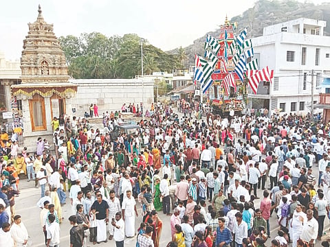 ಶ್ರವಣಬೆಳಗೊಳದಲ್ಲಿ ನೇಮಿನಾಥ ತೀಥರ್ಂಕರರ ರಥೋತ್ಸವ ಸಂಭ್ರಮದಿಂದ ಜರುಗಿತು.