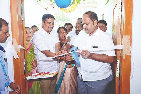 ಗುಂಡ್ಲುಪೇಟೆ ತಾಲೂಕಿನ ಹುಂಡೀಪುರ ಗ್ರಾಮ ಪಂಚಾಯಿತಿ ವತಿಯಿಂದ ನಿರ್ಮಿಸಿರುವ ನೂತನ ಸಭಾಭವನವನ್ನು ಗಣೇಶ್ ಪ್ರಸಾದ್ ಉದ್ಘಾಟಿಸಿದರು. ನಂಜಪ್ಪ, ಪುಟ್ಟಮಾದಮ್ಮ, ಜಾಗೀರ್‌ದಾರ್ ಇದ್ದರು.