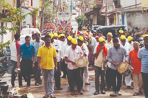 ಹುಬ್ಬಳ್ಳಿ ನಗರದ ದೇವಾಂಗ ಪೇಟೆಯಲ್ಲಿ ಭಾನುವಾರ ದೇವಲ ಮಹಿರ್ಷಿ ಜಯಂತಿ ಅಂಗವಾಗಿ ದೇವಲ ಮಹರ್ಷಿ ಭಾವಚಿತ್ರದ ಮೆರವಣಿಗೆ ವಾದ್ಯ ಮೇಳದೊಂದಿಗೆ ಜರುಗಿತು.