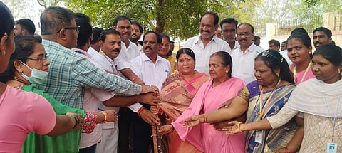 ದೇವದುರ್ಗ ತಾಲೂಕು ಗಬ್ಬೂರಿನಲ್ಲಿ ಸಮುದಾಯ ಆರೋಗ್ಯ ಕೇಂದ್ರ ಕಟ್ಟಡ ನಿರ್ಮಾಣ ಕಾಮಗಾರಿಗೆ ಶಾಸಕಿ ಕರೆಮ್ಮ ನಾಯಕ ಭೂಮಿ ಪೂಜೆ ನೆರವೇರಿಸಿದರು. ಜಿಲ್ಲಾ ಆರೋಗ್ಯ ಅಧಿಕಾರಿ ಡಾ.ಸುರೇಂದ್ರ ಬಾಬು, ತಾಲೂಕು ಆರೋಗ್ಯ ಅಧಿಕಾರಿ ಡಾ.ಬನದೇಶ್ವರ, ತಾಪಂ ಇಒ ಬಸವರಾಜ ಹಟ್ಟಿ, ಮುಖಂಡರಾದ ವೀರಣ್ಣ ಬಳೆ, ಬಸನಗೌಡ ದೇಸಾಯಿ ಇದ್ದರು.