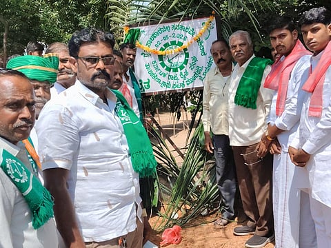 ದೇವದುರ್ಗ ತಾಲೂಕು ಮುಂಡರಗಿಯಲ್ಲಿ ರೈತ ಸಂಘದ ನಾಮಫಲಕವನ್ನು ರಾಜ್ಯ ಗೌರವ ಅಧ್ಯಕ್ಷ ಚಾಮರಸ ಮಾಲಿಪಾಟೀಲ್ ಅನಾವರಣಗೊಳಿಸಿದರು. 