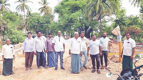 ಗಂಗಾವತಿ ತಾಲೂಕಿನ ವಡ್ಡರಹಟ್ಟಿಯ ಜನವಸತಿ ಪ್ರದೇಶದಲ್ಲಿ ನಿರ್ಮಿಸುತ್ತಿರುವ ಗೃಹ ಬಳಕೆ ಅನಿಲದ ಸಂಗ್ರಹ ಘಟಕಕ್ಕೆ ಪರವಾನಗಿ ನೀಡದಂತೆ ಒತ್ತಾಯಿಸಿ ನಿರ್ಮಾಣ ಹಂತದ ಘಟಕದ ಬಳಿ ಗ್ರಾಮಸ್ಥರು ಪ್ರತಿಭಟನೆ ನಡೆಸಿದರು. ಗ್ರಾಪಂ ಮಾಜಿ ಉಪಾಧ್ಯಕ್ಷ ಬಳ್ಳಾರಿ ರಾಮಣ್ಣನಾಯಕ, ಪ್ರಮುಖರಾದ ಟಿ.ರಘು, ವೆಂಕಟೇಶ್ವರಾವ್, ಜಿ.ರಾಜೇಶ, ಎನ್.ನಾಗೇಶ್ವರರಾವ್, ಎ.ಮುರುಳೀಕೃಷ್ಣ ಇತರರಿದ್ದರು.