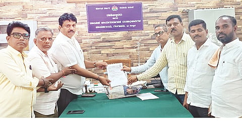 ಮತಪರಿಷ್ಕರಣೆ ಕಾರ್ಯಕ್ಕೆ ಬಿಜೆಪಿಯಿಂದ ಮತಗಟ್ಟೆಗಳ ಪ್ರತಿನಿಧಿಗಳ ಪಟ್ಟಿಯನ್ನು ಅಂಗಿಕರಿಸುವಂತೆ ಗಂಗಾವತಿ ತಾಲೂಕಾಡಳಿತ ಸೌಧದ ಕಚೇರಿಯಲ್ಲಿ ಉಪತಹಸೀಲ್ದಾರ್ ಮಹೆಬೂಬ್‌ಅಲಿಗೆ ಮಾಹಿತಿ ಪಟ್ಟಿ ಸಲ್ಲಿಸಲಾಯಿತು. ವಿಧಾನಸಭೆ ಕ್ಷೇತ್ರದ ಬಿಎಲ್‌ಎ1 ವೀರೇಶ ಬಲ್ಕುಂದಿ, ಗ್ರಾಮೀಣ ಮಂಡಲ ಅಧ್ಯಕ್ಷ ಡಿ.ಕೆ.ಆಗೋಲಿ, ನಗರ ಮಂಡಲ ಪ್ರಧಾನ ಕಾರ್ಯದರ್ಶಿ ಪ್ರಸಾದ ಹಲ್ಟಿ, ನಗರಸಭೆ ಮಾಜಿ ಸದಸ್ಯ ಮನೋಹರಗೌಡ ಹೇರೂರು ಇತರರಿದ್ದರು.