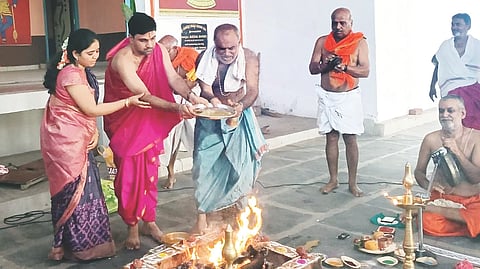 ಗಂಗಾವತಿ ತಾಲೂಕಿನ ಶ್ರೀರಾಮನಗರದ ಶ್ರೀ ವೆಂಕಟೇಶ್ವರ ದೇವಾಲಯದಲ್ಲಿ ಅಧಿಕ ಮಾಸ ಮತ್ತು ಲೋಕ ಕಲ್ಯಾಣಾರ್ಥ ಸಾಮೂಹಿಕ ವಿಷ್ಣು ಸಹಸ್ರನಾಮ ಪಾರಾಯಣ, ಹೋಮದ ಪೂರ್ಣಾಹುತಿ ಜರುಗಿತು. ಪುರೋಹಿತ ತಿರುಪತಿ ಜೋಶಿ, ಡಾ.ವೈಷ್ಣವಿ ನರೇಶ ಜೋಶಿ, ಪ್ರಮುಖರಾದ ಡಾ.ಜಿ.ಆರ್.ಅಯೋಧ್ಯಾ, ಹನುಮಂತರಾವ್ ಕುಲ್ಕರ್ಣಿ ಇದ್ದರು.