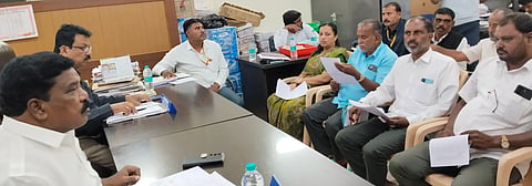  ಹನೂರು ತಾಲೂಕು ಪಂಚಾಯಿತಿ ಕಚೇರಿಯಲ್ಲಿ ಗ್ಯಾರಂಟಿ ಯೋಜನೆಗಳ ಅನುಷ್ಠಾನ ಸಂಬಂಧ ಸಮಿತಿಯ ತಾಲೂಕು ಅಧ್ಯಕ್ಷ ಪಾಳ್ಯ ರಾಚಯ್ಯ ಅಧ್ಯಕ್ಷೆಯಲ್ಲಿ ಪ್ರಗತಿ ಪರಿಶೀಲನಾ ಸಭೆ ನಡೆಯಿತು. ಉಮೇಶ್, ಅಂಬಿಕಾ, ಬಷೀರ್, ಸಿದ್ದಪ್ಪಾಜಿ ಇತರರಿದ್ದರು. 