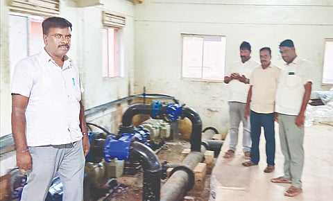  ಹನೂರು ಪಟ್ಟಣಕ್ಕೆ ಕಾವೇರಿ ನೀರು ಪೂರೈಕೆಯಾಗುವ ಹರಳೆ ಪಂಪ್‌ಹೌಸ್‌ನಲ್ಲಿ ಕೈಗೊಂಡಿರುವ ಕಾಮಗಾರಿಯನ್ನು ಪಪಂ ಮಾಜಿ ಸದಸ್ಯರು ಪರಿಶೀಲಿಸಿದರು. ಹರೀಶ್, ಬಸವರಾಜು, ಗಿರೀಶ್, ಸುದೇಶ್ ಇದ್ದರು. 