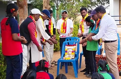  ರಾಮಾಪುರ ಸರ್ಕಾರಿ ಪ್ರೌಢಶಾಲೆಯಲ್ಲಿ ಕಸಾಪ ವತಿಯಿಂದ ನಾಡಗೀತೆ ನೂರರ ಸಂಭ್ರಮ ಕಾರ್ಯಕ್ರಮ ಆಯೋಜಿಸಲಾಗಿತ್ತು. ಇಂದ್ವಾಡಿ ಶಿವಣ್ಣ, ಮಲ್ಲೇಶ್, ಮಾಲಿಂಕಟ್ಟೆ, ಶ್ರೀನಿವಾಸನಾಯ್ಡು, ಲಿಂಗಯ್ಯ ಇತರರು ಇದ್ದರು. 