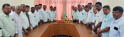  ಹನೂರಿನಲ್ಲಿ ಶ್ರೀ ರೇಣುಕಾಚಾರ್ಯರ ಜಯಂತಿಯನ್ನು ಆಚರಿಸಲಾಯಿತು. ರಮೇಶ್, ಉದ್ದನೂರು ಪ್ರಸಾದ್, ಸೋಮಶೇಖರ್, ಮುರುಡೇಶ್ವರಸ್ವಾಮಿ, ಬಸವರಾಜಪ್ಪ ಇತರರಿದ್ದರು.