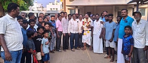 ಹನೂರಿನಲ್ಲಿ ತಮಟೆ ಸಾರುವ ಮೂಲಕ ಡಾ.ಬಿ.ಆರ್ ಅಂಬೇಡ್ಕರ್ ಜಯಂತಿ ಆಚರಣೆಗೆ ಆಹ್ವಾನಿಸಲಾಯಿತು. ಮಹೇಶ್, ಪುಟ್ಟರಾಜು, ನಿಂಗರಾಜು, ಚಂದ್ರು ಇತರರಿದ್ದರು. 