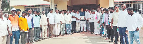 ಹನೂರಿನಲ್ಲಿ ಮಾದಾರ ಮಹಾಸಭಾ ತಾಲೂಕು ಘಟಕದ ಸದಸ್ಯತ್ವ ಅಭಿಯಾನಕ್ಕೆ ವಿಧಾನ ಪರಿಷತ್ ಮಾಜಿ ಸದಸ್ಯ ಸಿ. ರಮೇಶ್ ಚಾಲನೆ ನೀಡಿದರು. ಶಿವಮೂರ್ತಿ, ರಾಚಯ್ಯ, ಮಹಾದೇವ, ಸುದೇಶ್ ಇತರರು ಇದ್ದರು. 