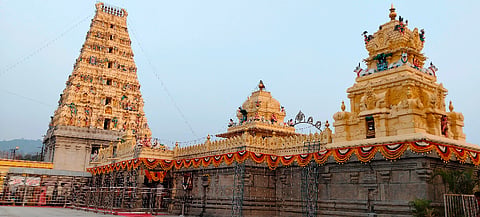  ಹನೂರು ತಾಲೂಕಿನ ಮಲೆಮಹದೇಶ್ವರ ಬೆಟ್ಟದ ಮಾದಪ್ಪನ ದೇಗುಲ. 