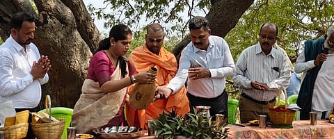  ತುಳಸಿಕೆರೆ ಗ್ರಾಮದಲ್ಲಿ ಸುಗ್ಗಿ ಹಬ್ಬವನ್ನು ಆಚರಿಸಲಾಯಿತು. ಡಾ. ಶ್ರೀ ಶಾಂತಮಲ್ಲಿಕರ್ಜುನ ಸ್ವಾಮೀಜಿ, ರೂಪಾ, ಎ.ಈ ರಘು, ಹೊನ್ನೂರು ಪ್ರಕಾಶ್ ಇತರರಿದ್ದರು.