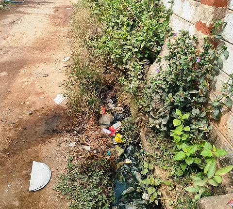 ಬಂಡಳ್ಳಿ ಗಾಮದ ಬಡಾವಣೆಯೊಂದರ ಚರಂಡಿಯಲ್ಲಿ ಹೂಳು ತುಂಬಿರುವುದು. 