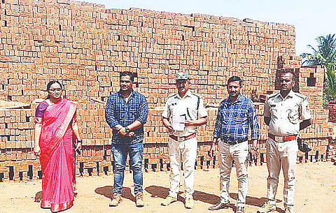 ಅಜ್ಜೀಪುರ ಗ್ರಾಮದ ಇಟ್ಟಿಗೆ ಕಾರ್ಖಾನೆಯೊಂದಕ್ಕೆ ಅಧಿಕಾರಿಗಳು ತೆರಳಿ ಪರಿಶಿಲನೆ ನಡೆಸಿದರು. ರಾಮಚಂದ್ರ, ಕೆ.ಎನ್ ಚೈತ್ರಾ, ಪ್ರಸಾದ್ ಇತರರಿದ್ದರು.