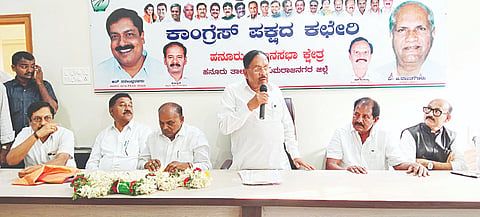 ಹನೂರಿನ ಕಾಂಗ್ರೆಸ್ ಕಚೇರಿಯಲ್ಲಿ ಆಯೋಜಿಸಿದ್ದ ಸನ್ಮಾನ ಸಮಾರಂಭದಲ್ಲಿ ಉಪಮುಖ್ಯಮಂತ್ರಿ ಡಾ.ಜಿ ಪರಮೇಶ್ವರ್ ಮಾತನಾಡಿದರು. ಸಿ.ಪುಟ್ಟರಂಗಶೆಟ್ಟಿ, ಎ.ಆರ್.ಕೃಷ್ಣಮೂರ್ತಿ, ಗಣೇಶ್ ಪ್ರಸಾದ್, ದರ್ಶನ್ ಧ್ರುವನಾರಾಯಣ್, ನರೇಂದ್ರ ಇತರರಿದ್ದರು.