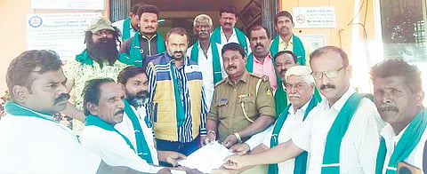  ಸಚಿವ ಕೆ. ವೆಂಕಟೇಶ್ ಹಾಗೂ ಸಂಸದ ಸುನೀಲ್‌ಬೋಸ್ ಅವರನ್ನು ಹುಡುಕಿ ಧರಣಿ ಸ್ಥಳಕ್ಕೆ ಕರೆ ತರುವಂತೆ ವಡಕೆಹಳ್ಳದಲ್ಲಿ ಆಹೋ ರಾತ್ರಿ ಧರಣಿ ಕೈಗೊಂಡಿರುವ ರೈತರು ರಾಮಾಪುರ ಪೊಲೀಸ್ ಠಾಣೆಗೆ ಆಗಮಿಸಿ ಮನವಿ ಸಲ್ಲಿಸಿದರು. ಶೈಲೇಂದ್ರ, ಅರ್ಪುದರಾಜ್, ಲೂರ್ದುಸ್ವಾಮಿ ಮತ್ತಿತರರಿದ್ದರು. 