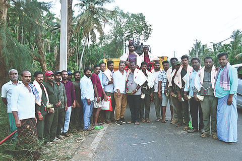 ಮೆಸ್ಕಾಂ ಸಿಬ್ಬಂದಿಯನ್ನು ಹೊಳೆಹೊನ್ನೂರು ಭಾಗದ ಸ್ಥಳಿಯ ನಿವಾಸಿಗಳು ಗೌರವಿಸಿದರು. ಸತೀಶ್​, ಸಂಜಯ್​, ಚಂದ್ರಪ್ಪ, ಪಂಪಾಪತಿ ಇತರರಿದ್ದರು.