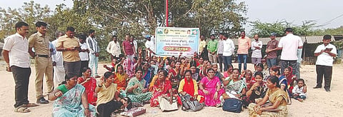 ಹಟ್ಟಿಯಲ್ಲಿ ರಾಜ್ಯ ಮಹಿಳಾ ಒಕ್ಕೂಟ, ಗ್ರಾಮೀಣ ಕೂಲಿಕಾರ್ಮಿಕರ ಸಂಘಟನೆ ಹಾಗೂ ಓಬವ್ವ ಮಹಾ ಸಂಘದ ಪದಾಧಿಕಾರಿಗಳು ಶುಕ್ರವಾರ ಪ್ರತಿಭಟನೆ ನಡೆಸಿದರು. 