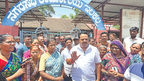 ಇಳಕಲ್ಲ ನಗರದ ಲಕ್ಷ್ಮೀಗೌಡರ ಪೇಟೆಯ ನಿವಾಸಿಗಳು ಕುಡಿಯುವ ನೀರಿಗಾಗಿ ನಗರಸಭೆಗೆ ಮುತ್ತಿಗೆ ಹಾಕಿ ಪ್ರತಿಭಟಿಸಿದರು. ಬಸವರಾಜ ಗೋಟೂರ, ಪಂಪಣ್ಣ, ಶಂಕರ ಚಿಲ್ಲಾಳ, ಶಿವಣ್ಣ ವೀರಾಪೂರ ಇತರರಿದ್ದರು.