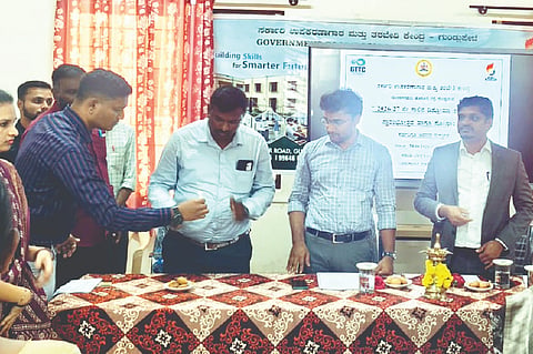 ಗುಂಡ್ಲುಪೇಟೆಯಲ್ಲಿ ಡಿಪ್ಲೊಮಾ ಕೋರ್ಸ್‌ಗಳ ಪ್ರಾರಂಭೋತ್ಸವ ಕಾರ್ಯಕ್ರಮವನ್ನು ತಹಸೀಲ್ದಾರ್ ಎಂ.ಎಸ್.ತನ್ಮಯ್ ಉದ್ಘಾಟಿಸಿದರು. ಎಸ್.ವಿನಯ ಇತರರು ಇದ್ದರು. 